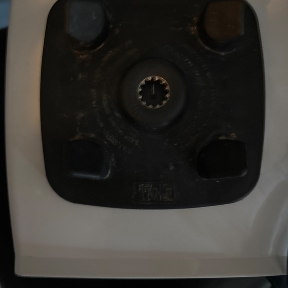 Vita-mix super 5000 with two canisters as shown unit works well no issues - Picture 6 of 11